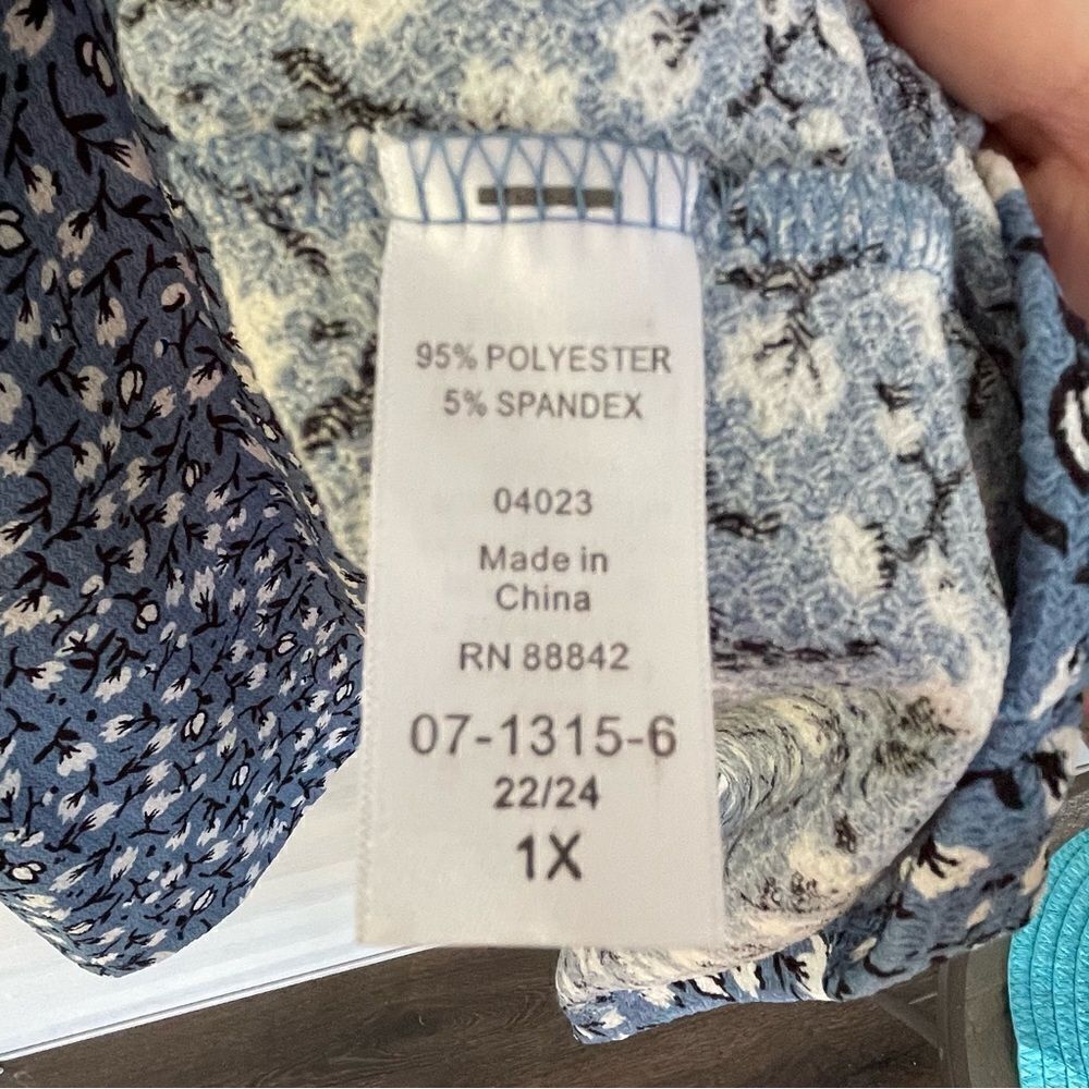 Ellos 22/24 1X Blue Floral Blouse Like New - Picture 7 of 7